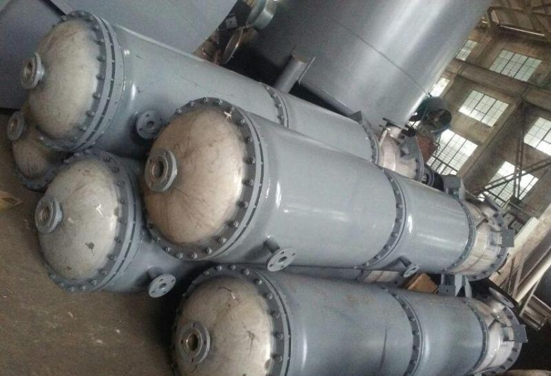 刮板式薄膜蒸發(fā)器的原理: 刮板式薄膜蒸發(fā)器的原理: